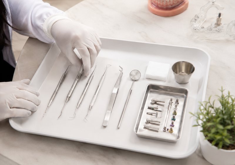 Instrumental periodontal dispuesto sobre la bandeja