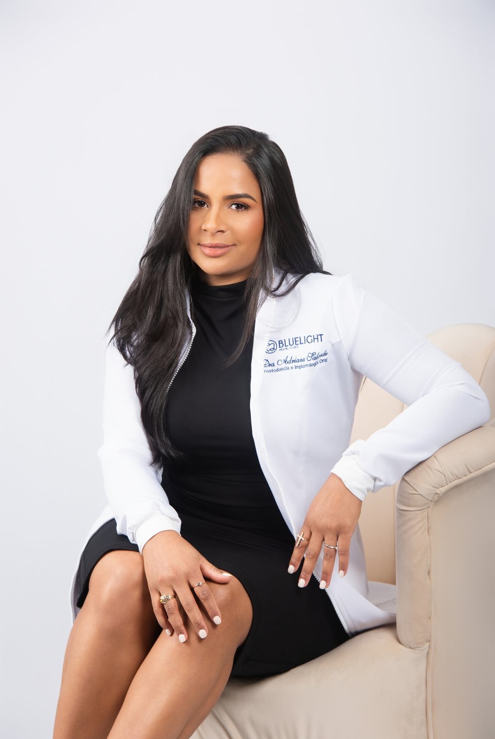 La Dra. Adriana Salcedo sentada en un sillón, sonriendo a cámara