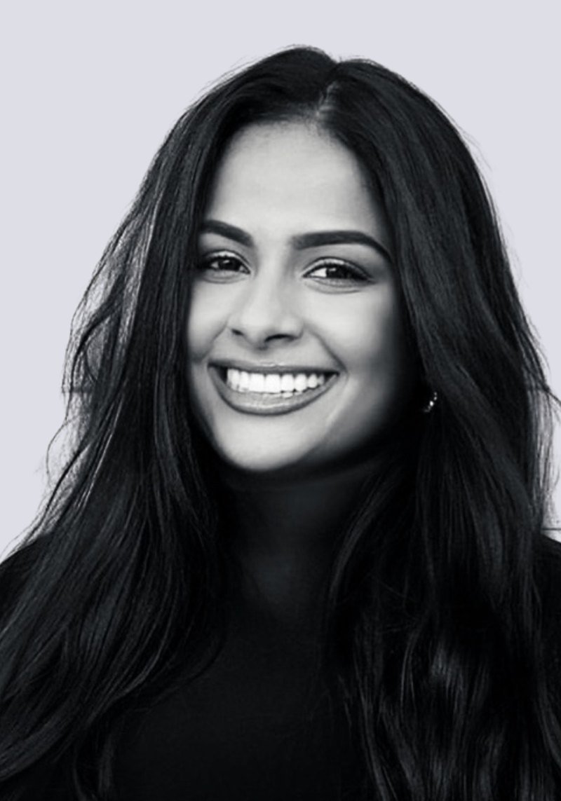 Retrato en blanco y negro de la Dra. Adriana Salcedo